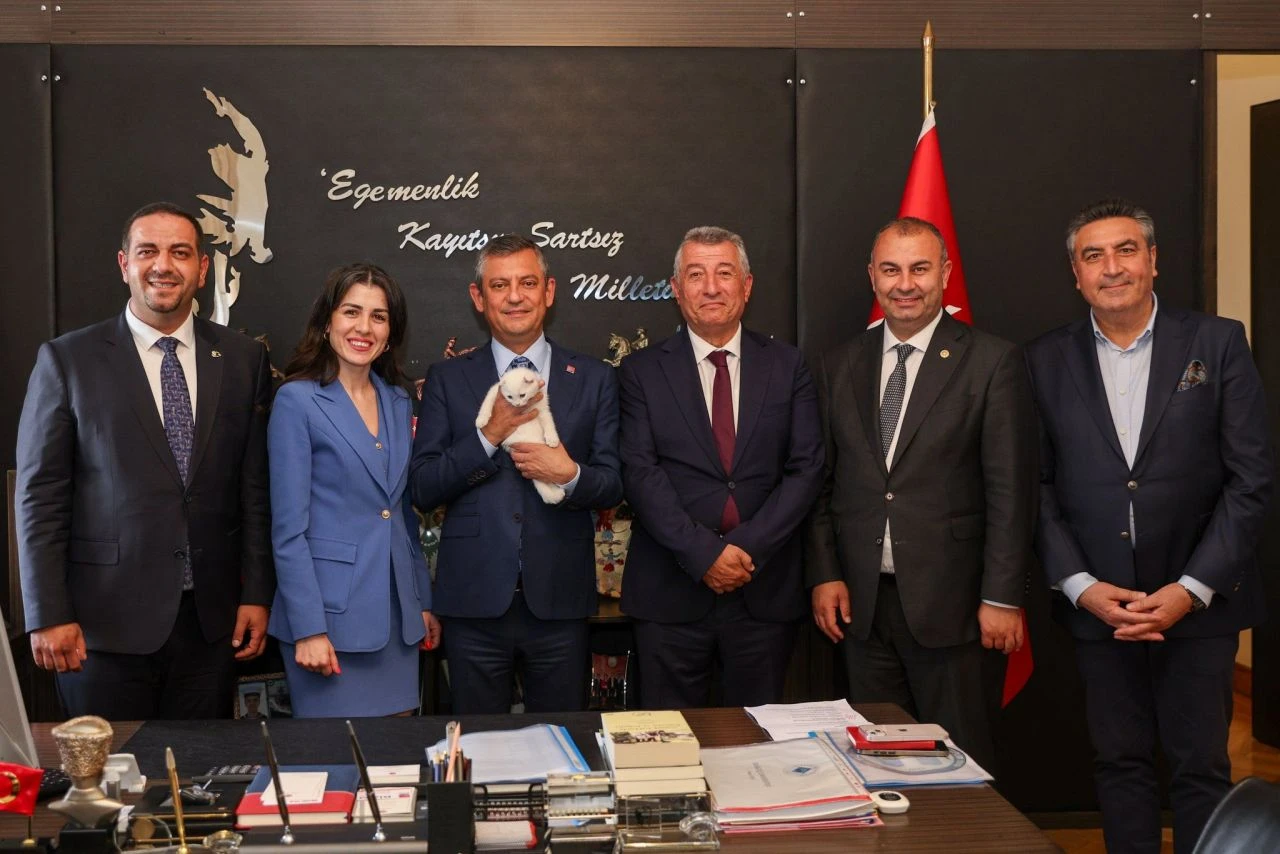 CHP'de Şero'ya arkadaş geldi! Özgür Özel doğduğu günün anısına özel isim verdi