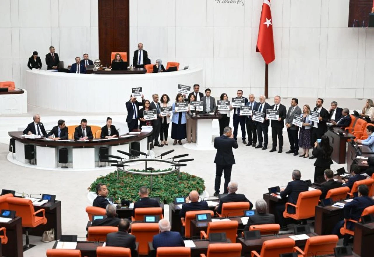 DEM Parti Meclis kürsüsünü işgal etti!