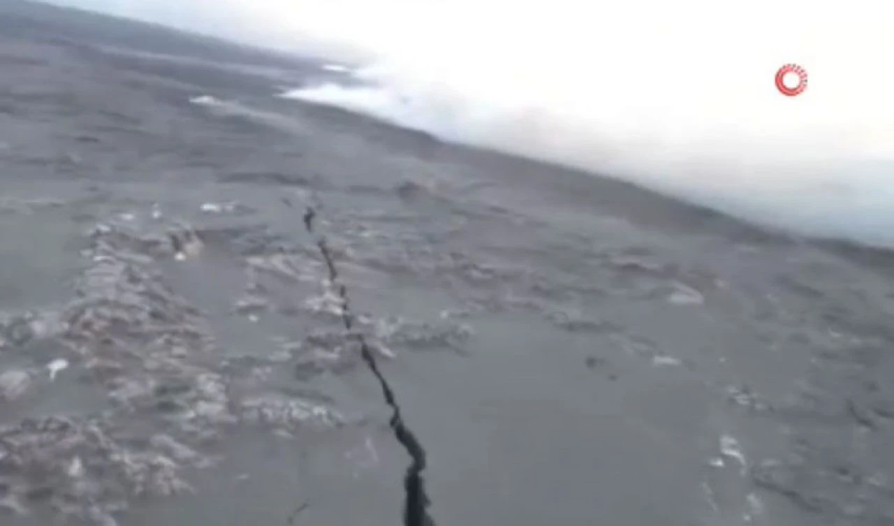 Dünyanın en aktif yanardağında patlama: Lavlar metrelerce yayıldı - 2. Resim