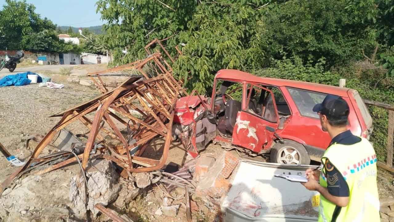 Elektrik direğine çarpan otomobildeki iki kişi hayatını kaybetti