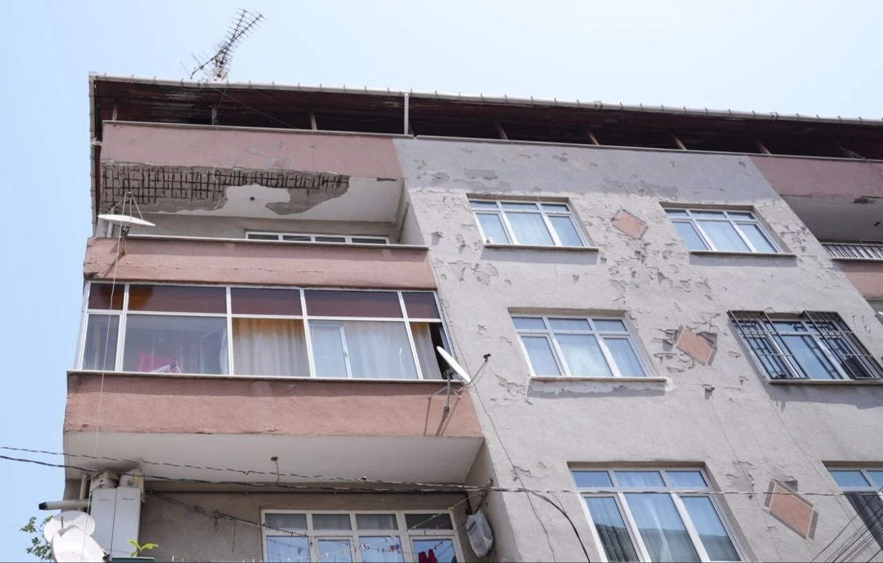 İstanbul'da yine yürekler ağza geldi! Çökme yaşanan bina boşaltıldı - 1. Resim