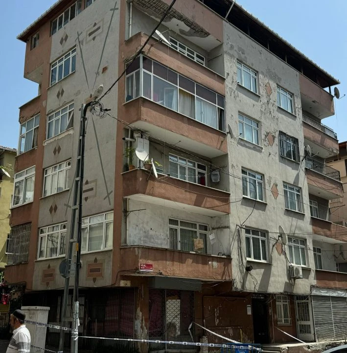 İstanbul'da yine yürekler ağza geldi! Çökme yaşanan bina boşaltıldı - 2. Resim