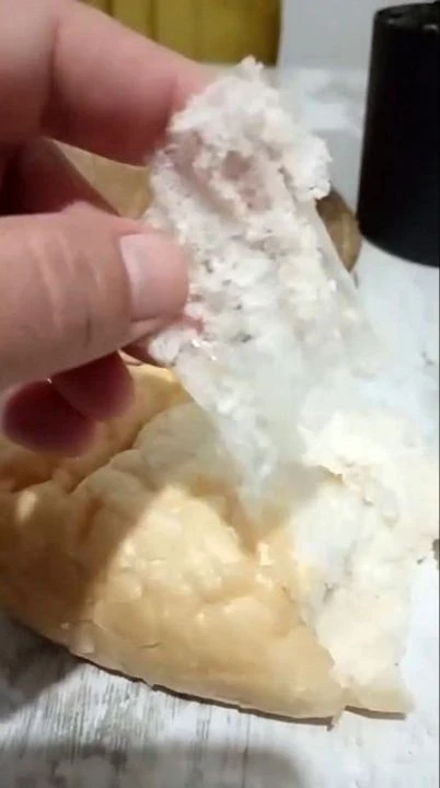Mide bulandıran görüntü! Marketten ekmek aldı, içinden çıkanı görünce şoke oldu