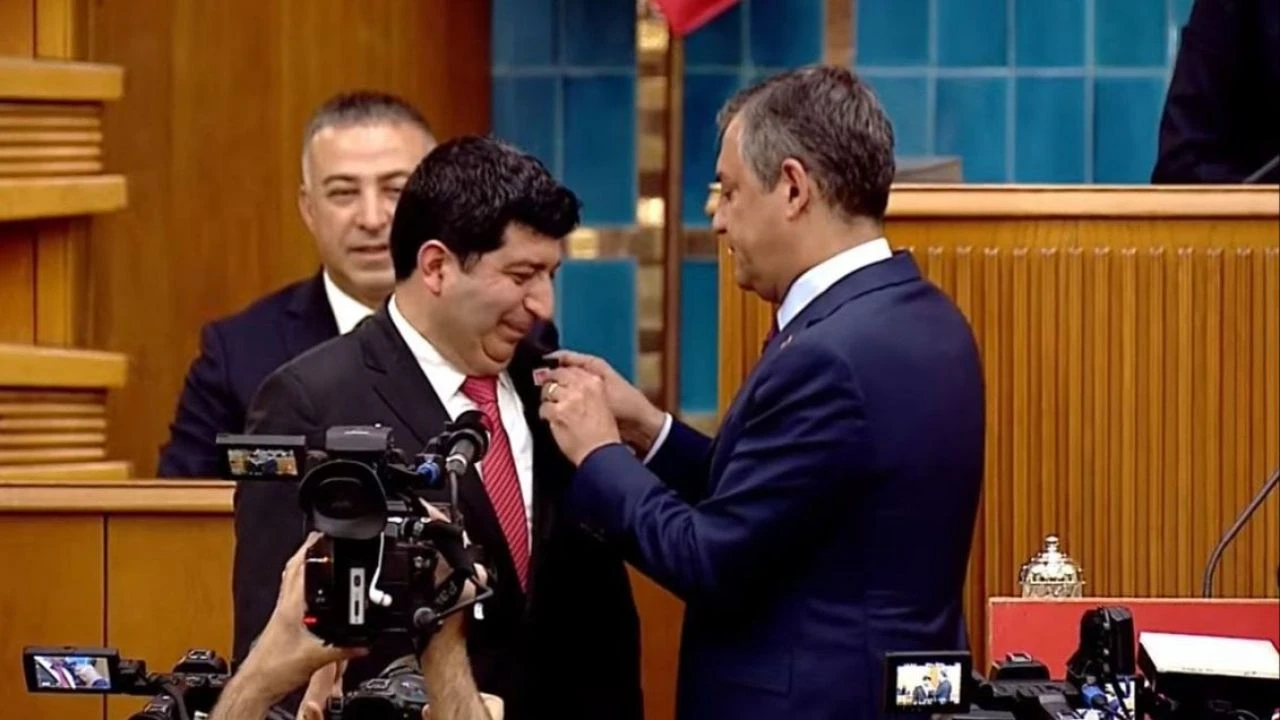 Son dakika! Özgür Özel'den kayyum kararına tepki: Halkın iradesine saygısızlıktır - 1. Resim