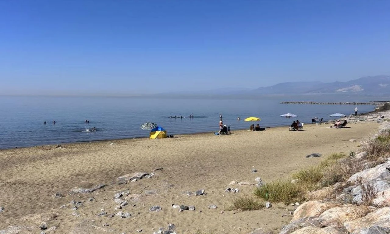 Termometreler 40 dereceyi gösterdi, vatandaşlar soluğu sahilde aldı