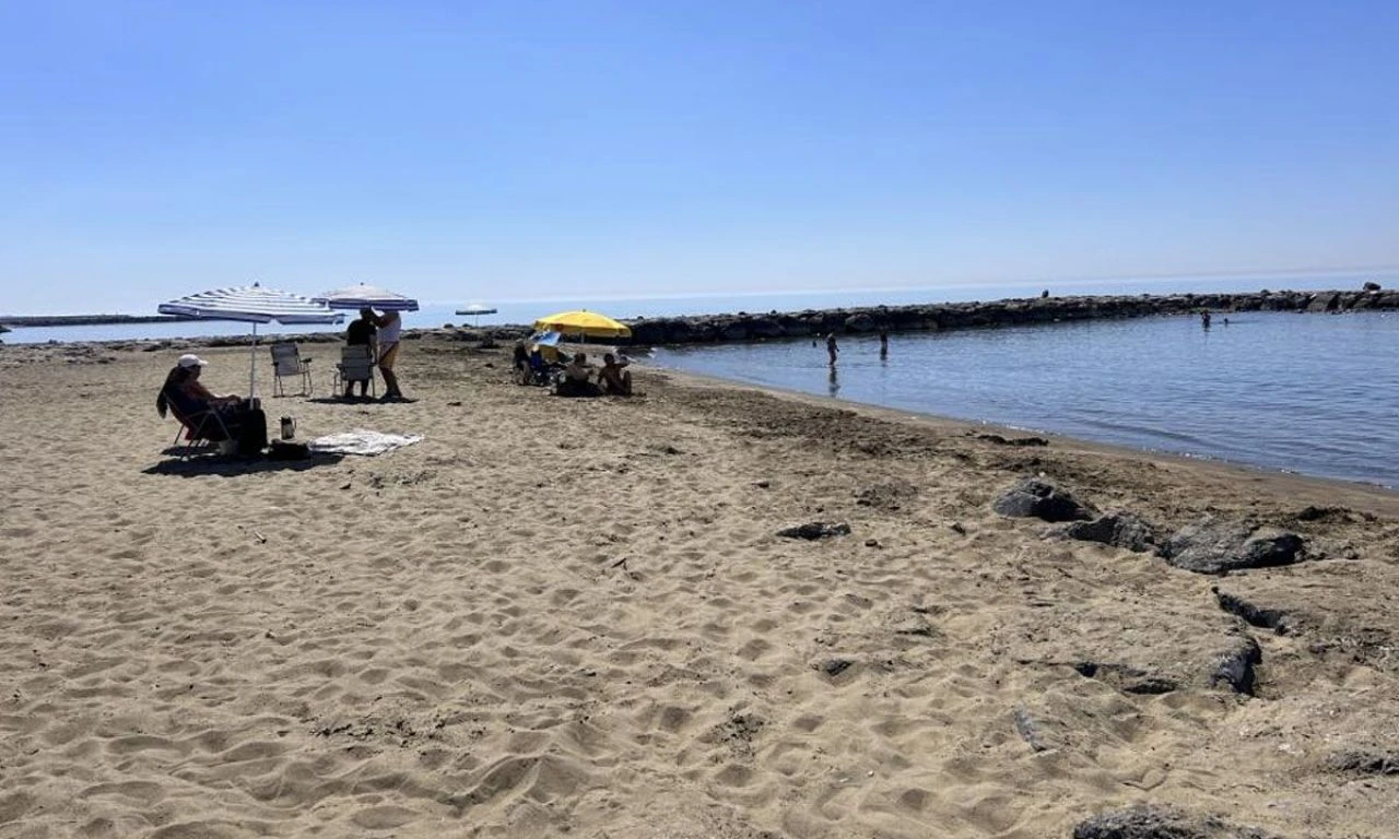 Termometreler 40 dereceyi gösterdi, vatandaşlar soluğu sahilde aldı