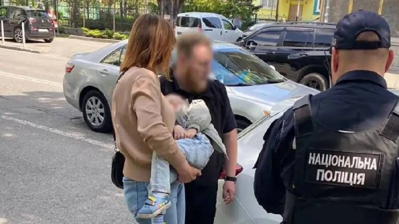 Acı olaya polis baskını! Anne 2 yaşındaki oğlunu satarken yakalandı