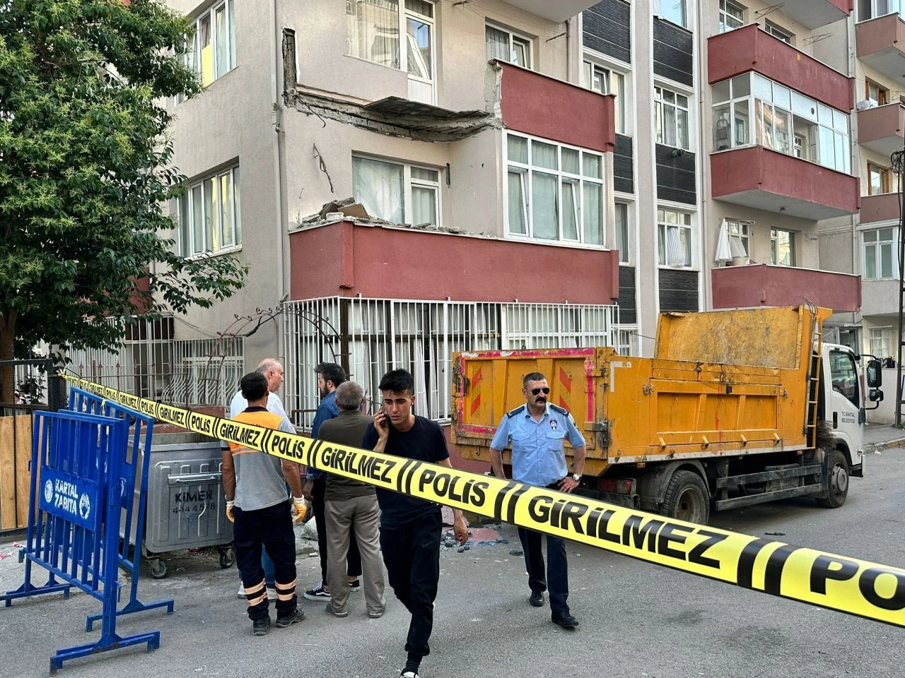 Apartmanın balkonu yola çöktü! Bina sakinleri dehşete kapıldı