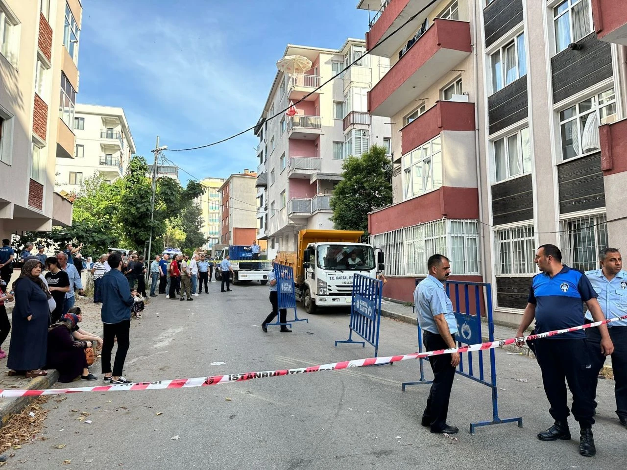 Apartmanın balkonu yola çöktü! Bina sakinleri dehşete kapıldı