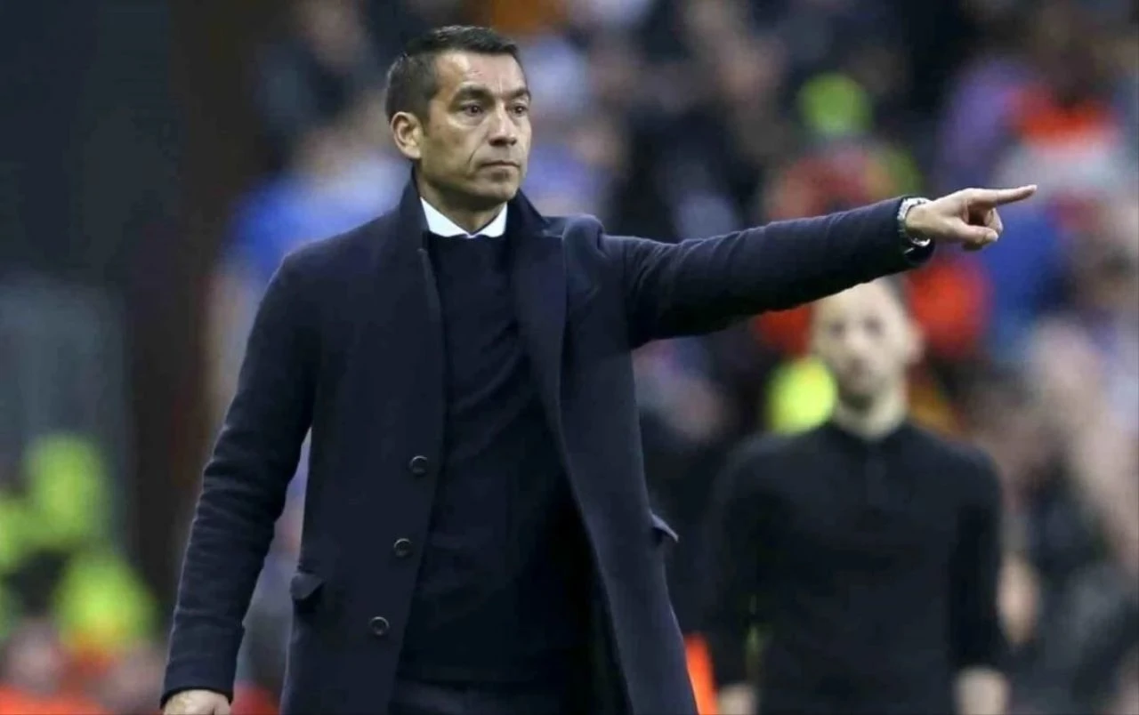 Beşiktaş'ın 49 yaşındaki yeni teknik direktörü Hollandalı Giovanni van Bronckhorst, 2+1 yıllık anlaşma imzaladı