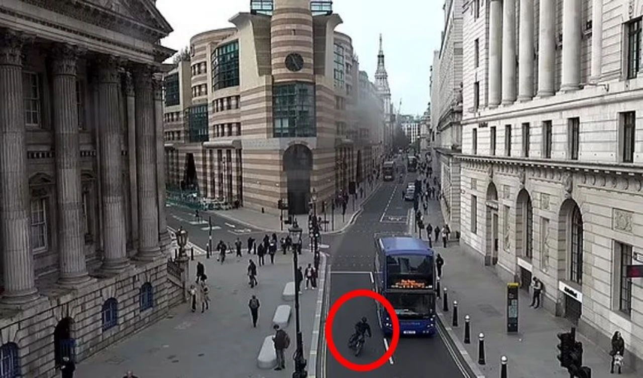 Bir saat içinde 830 bin liralık 24 tane telefon çalan hırsız yakayı böyle ele verdi - 1. Resim