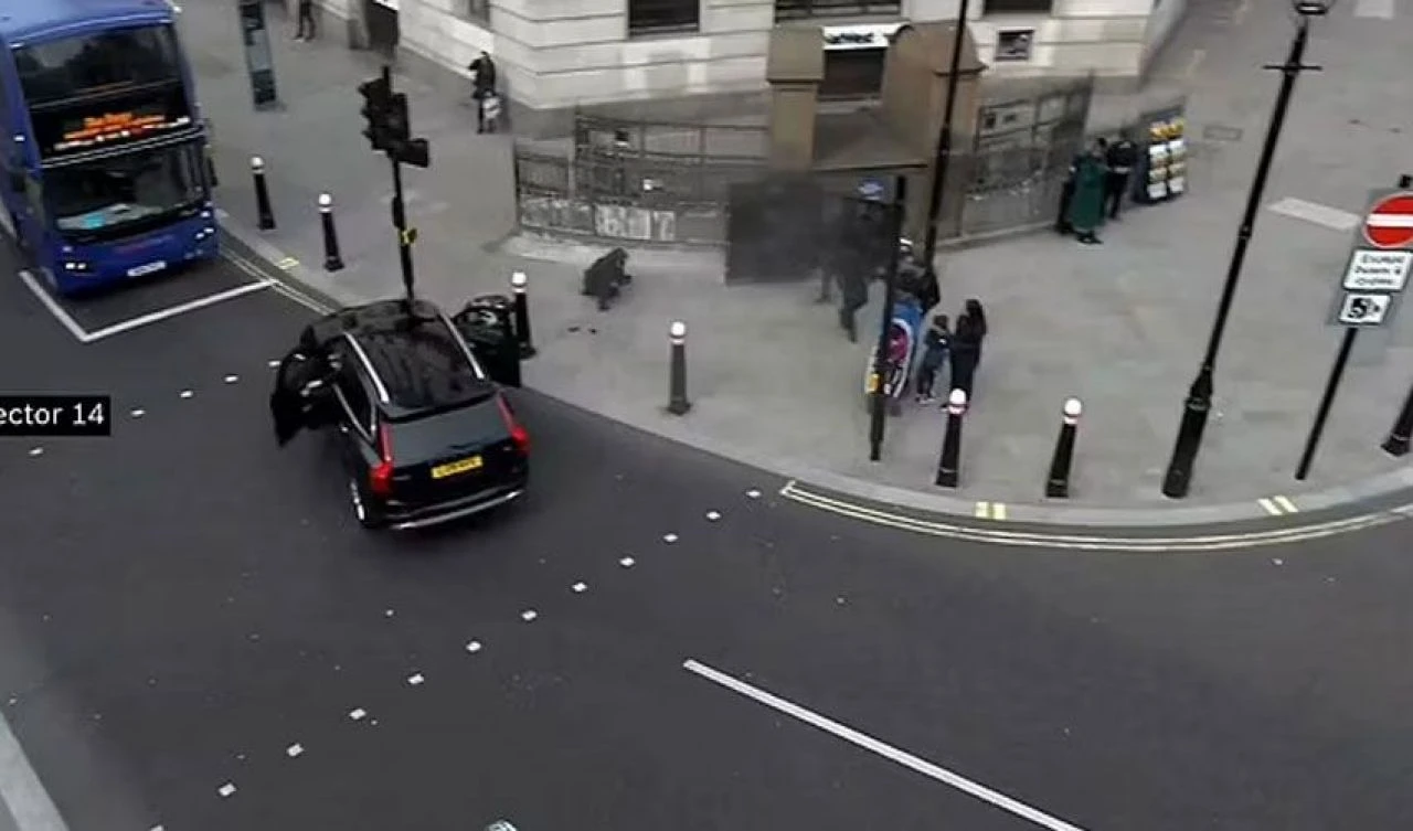 Bir saat içinde 830 bin liralık 24 tane telefon çalan hırsız yakayı böyle ele verdi - 2. Resim