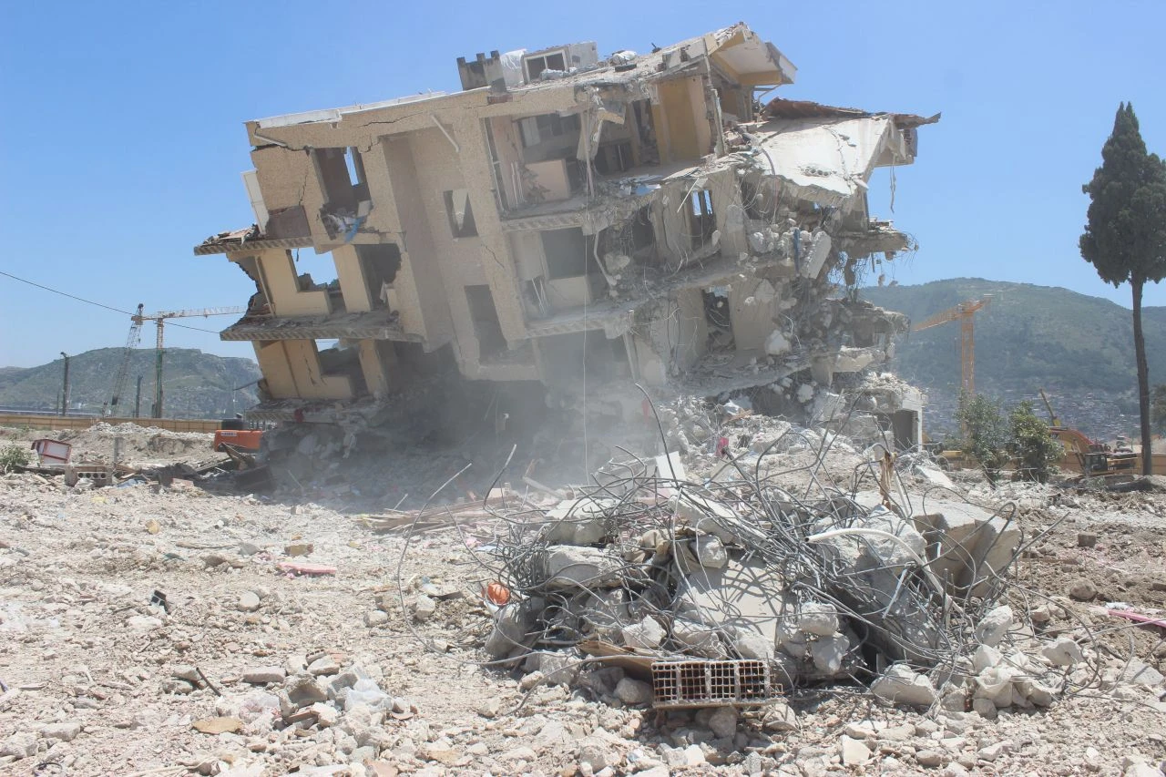 Deprem bölgesinde molozların içinden canlı insan çıktı! Sağlamlık testi tepki çekti - 1. Resim