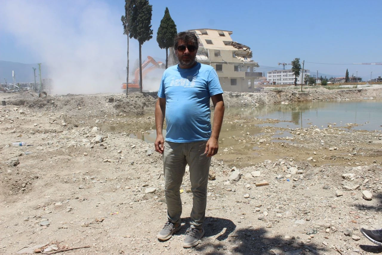 Deprem bölgesinde molozların içinden canlı insan çıktı! Sağlamlık testi tepki çekti - 2. Resim