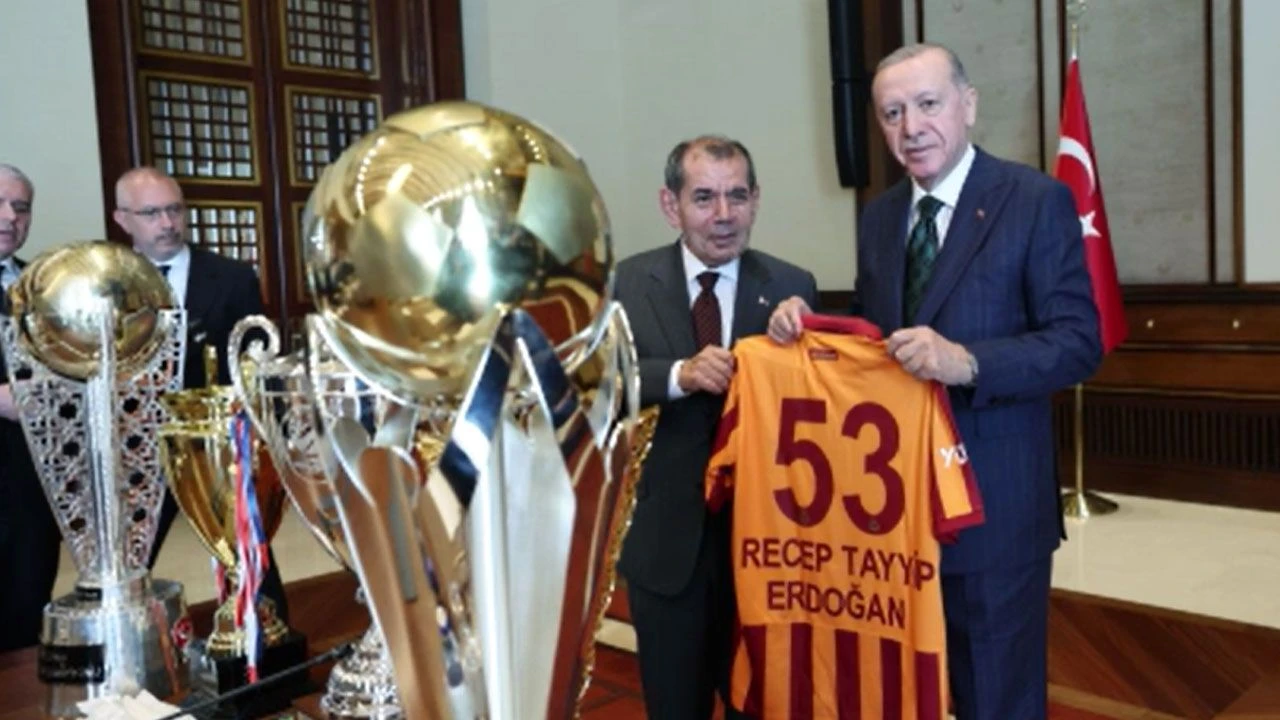 Erdoğan Galatasaray heyetini kabul etti! Formadaki anlamlı jest dikkat çekti