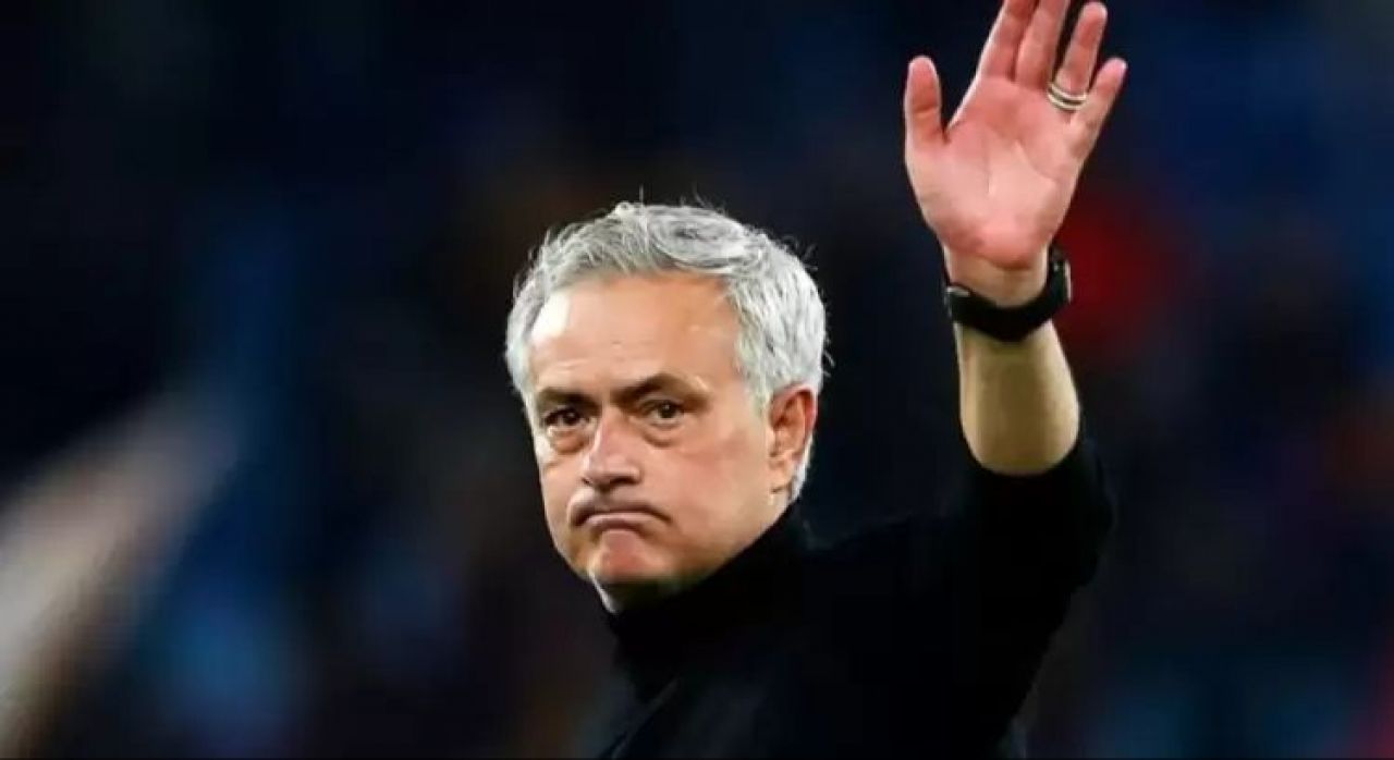 Fenerbahçe, 2 yıllık sözleşme imzaladığı Portekizli Jose Mourinho'ya yıllık 10,5 milyon euro maaş verileceğini açıkladı - 1. Resim