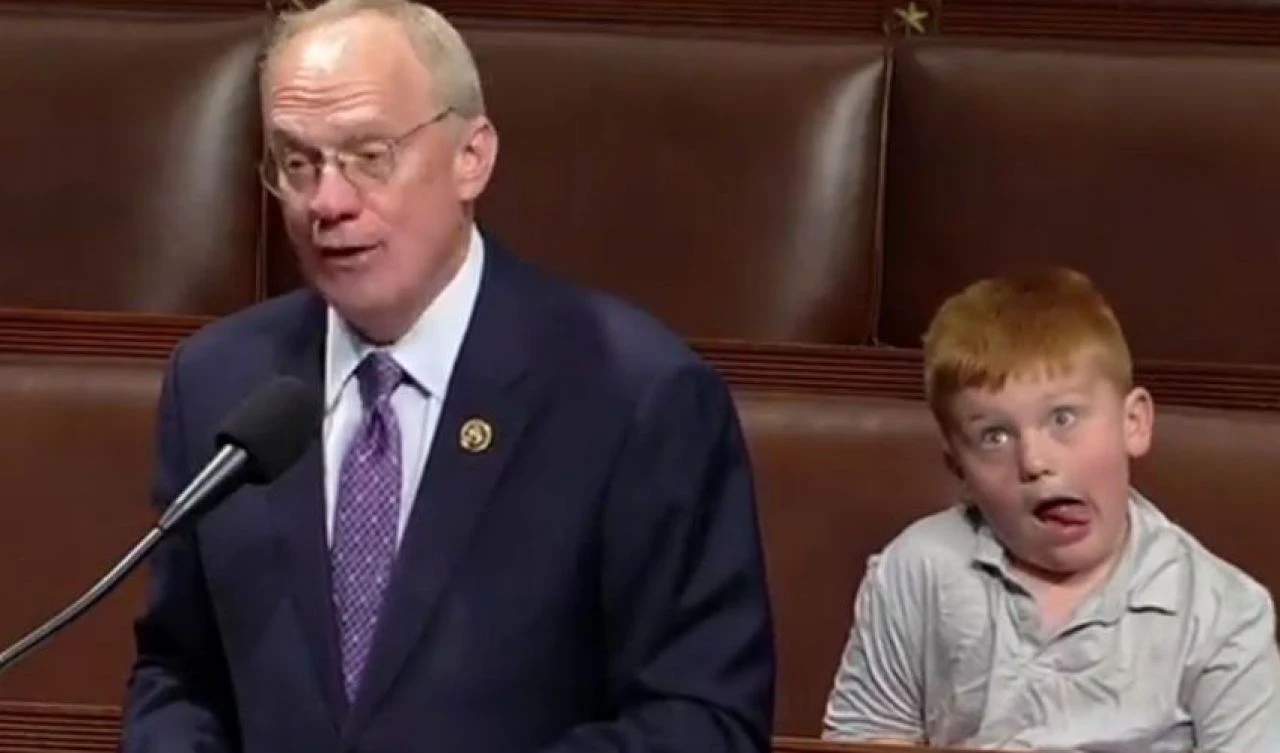 Oğlu babasından rol çaldı! Meclis'e damga vuran yüz mimikleri kahkahaya boğdu