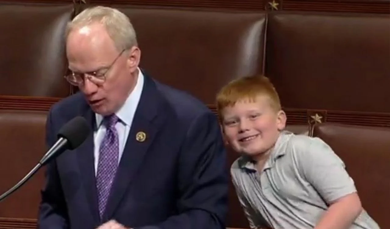 Oğlu babasından rol çaldı! Meclis'e damga vuran yüz mimikleri kahkahaya boğdu