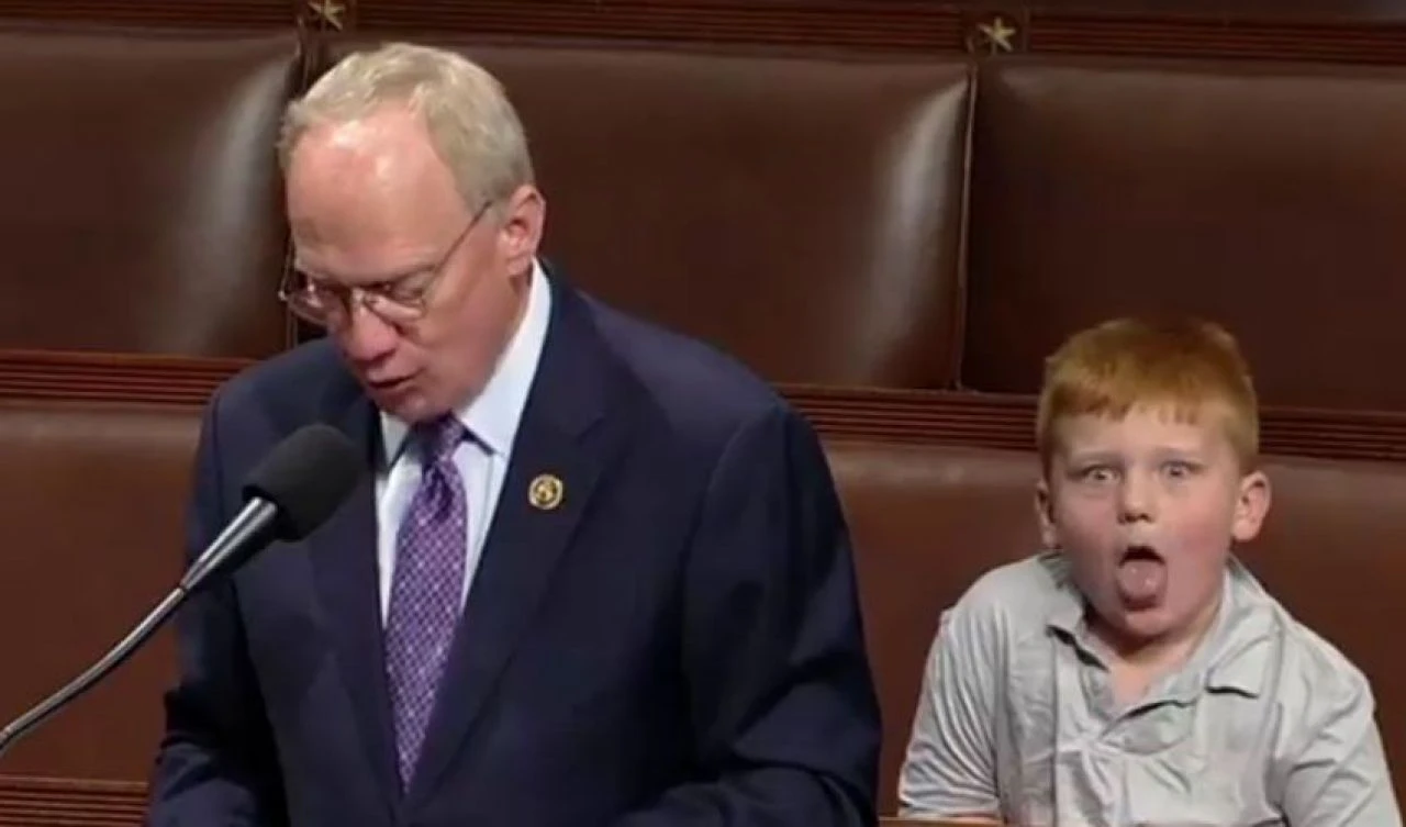 Oğlu babasından rol çaldı! Meclis'e damga vuran yüz mimikleri kahkahaya boğdu