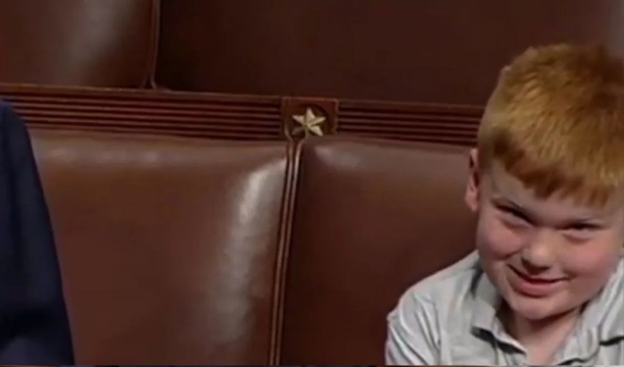 Oğlu babasından rol çaldı! Meclis'e damga vuran yüz mimikleri kahkahaya boğdu