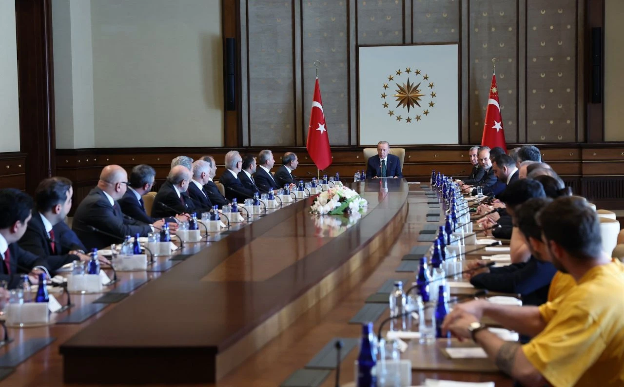 Erdoğan Galatasaray heyetini kabul etti! Formadaki anlamlı jest dikkat çekti