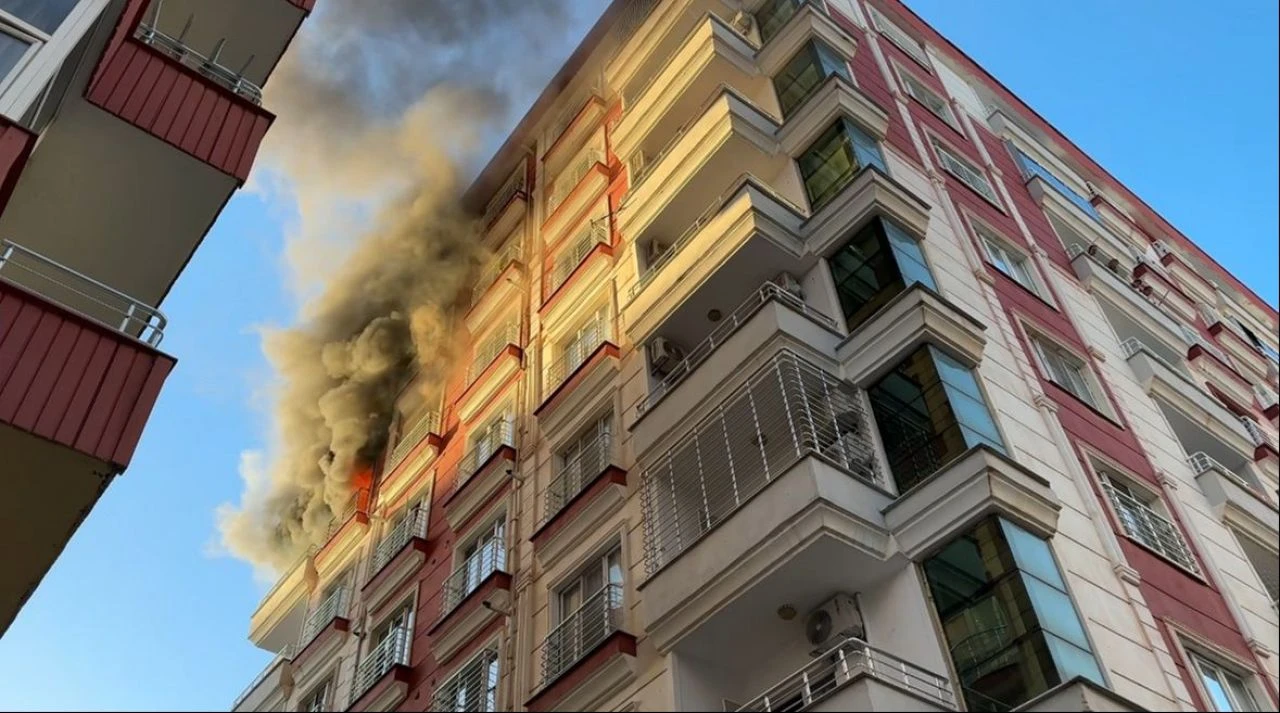 Yaz günü apartmanın 5'inci katında doğal gaz bomba gibi patladı