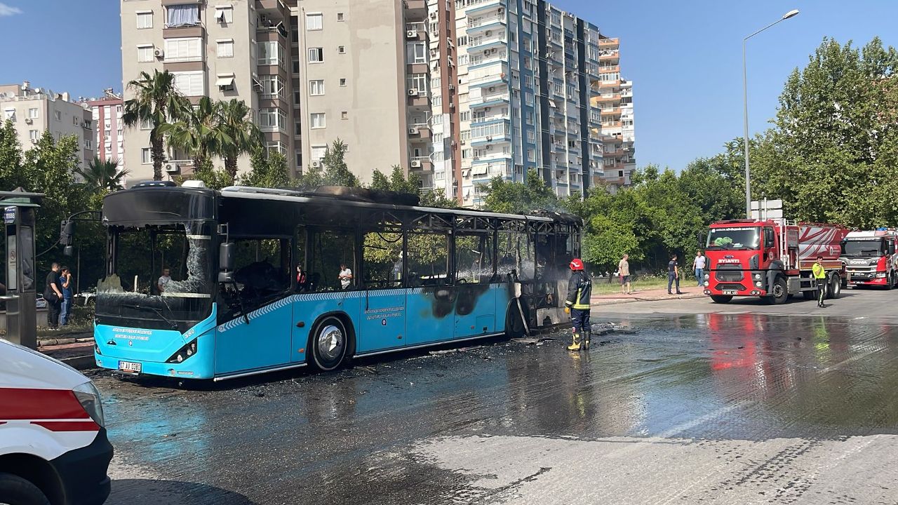 Yolcular içindeyken halk otobüsünü alevler sardı