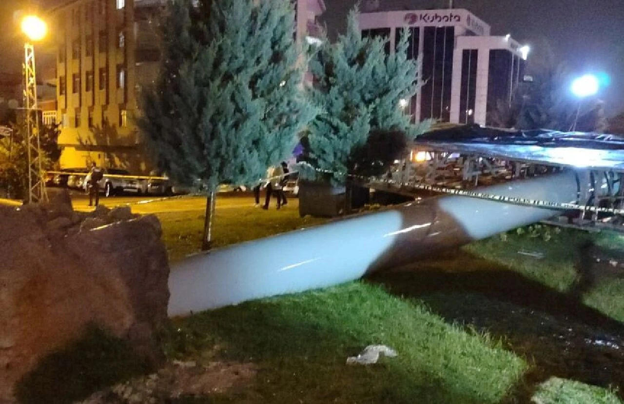 Ankara'da caddeler göle döndü, sığındığı reklam tabelası ölümüne neden oldu - 1. Resim