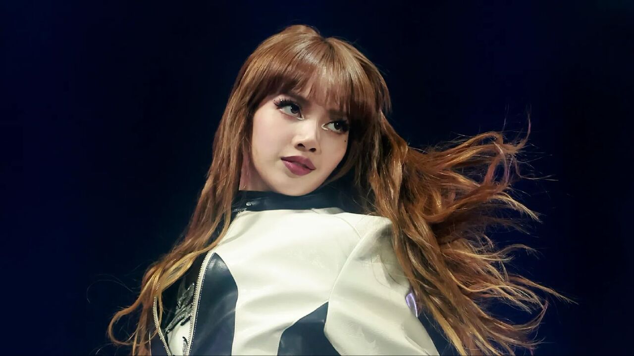 BLACKPINK üyesi Lisa, solo kariyeri için şirketi YG'den ayrılmasının ardından ilk şarkısını duyurdu - 1. Resim