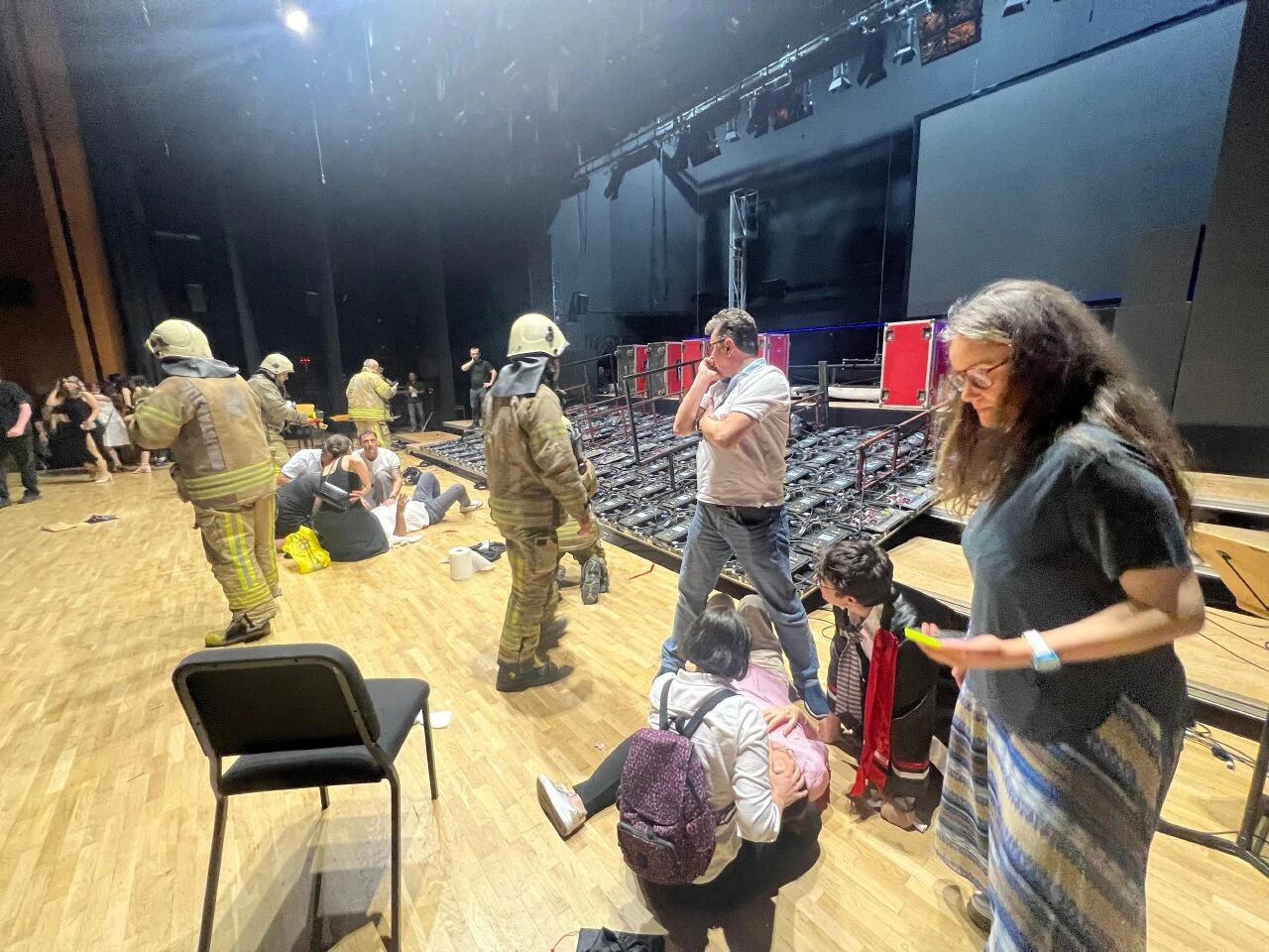 Cemal Reşit Rey Konser Salonu'nda dehşet! İnsanların üzerine devrildi, yaralılar var