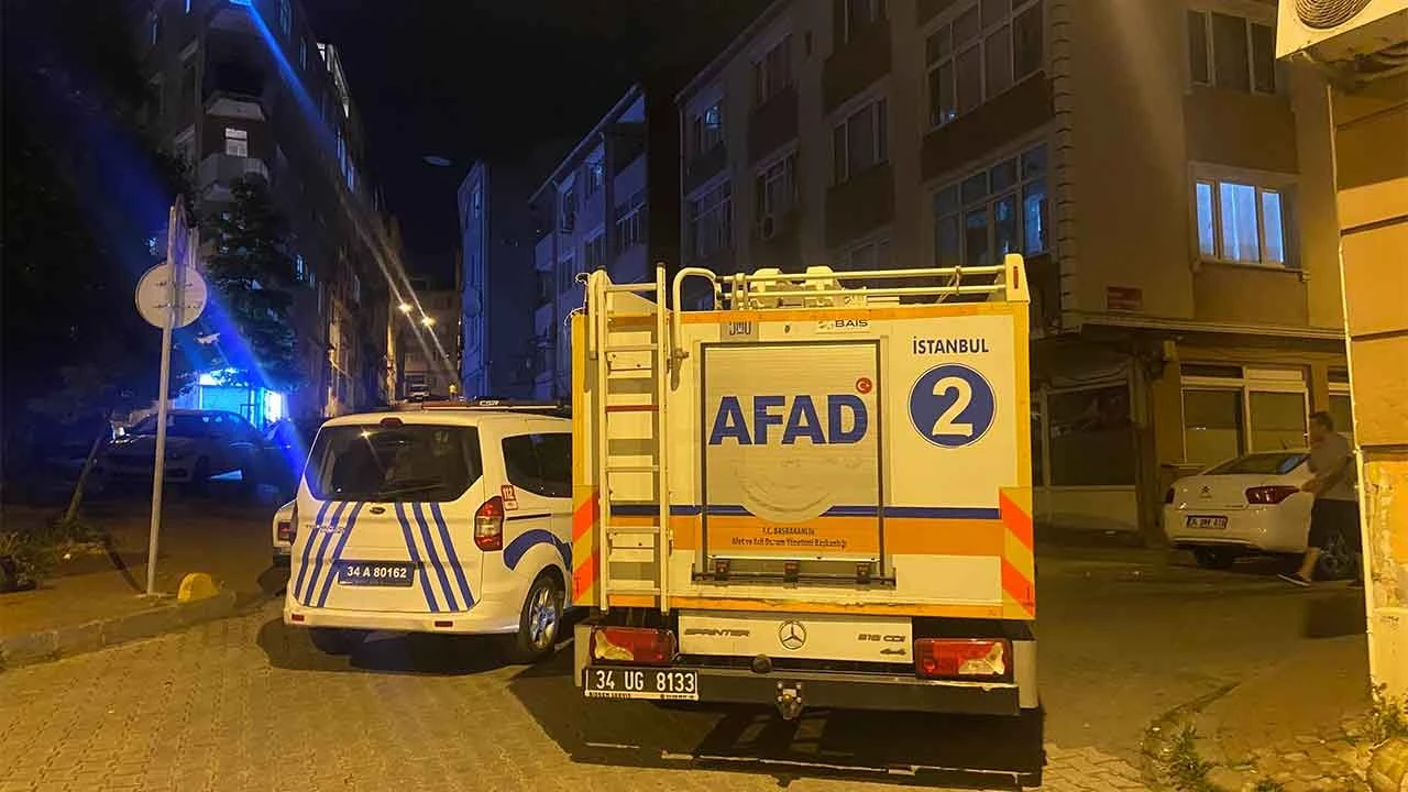 Fatih’te binaların arasında kalan tarihi yapının istinat duvarı çöktü