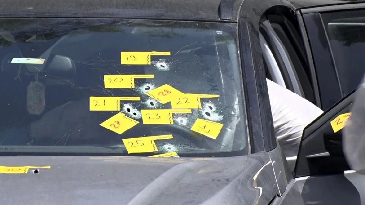 Fatih'te korkunç cinayet! Taksiden inip öğretmenin aracına kurşun yağdırdı - 2. Resim