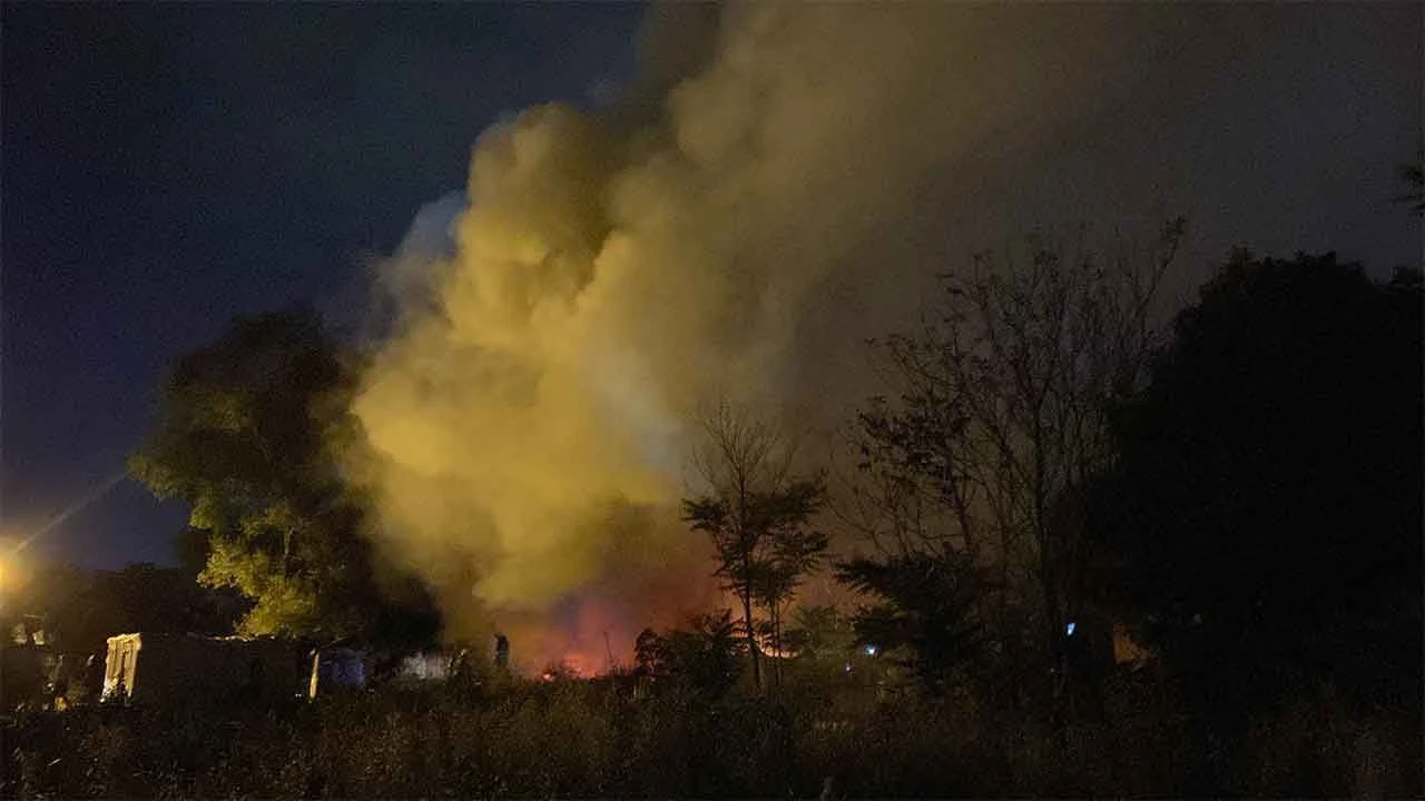 Fatih’te korkutan yangın: Tek katlı ahşap baraka küle döndü - 2. Resim