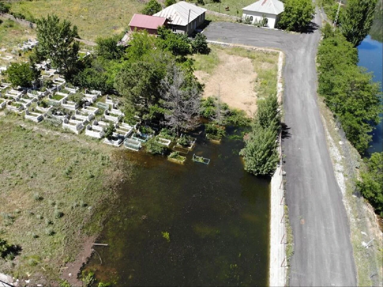Gümüşhane'de şaşkına çeviren olay! Mahalleli 'ölülerimiz sular altında kalıyor' diye isyan etti - 2. Resim