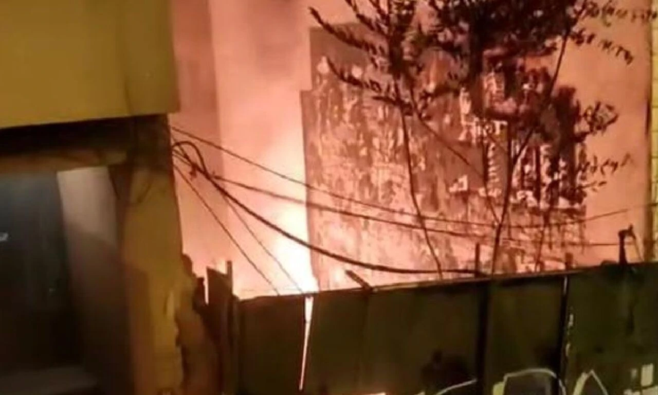 İstanbul'da film gibi olay! Bina alevlere teslim oldu, mahalleli tekme tokat birbirine girdi - 1. Resim