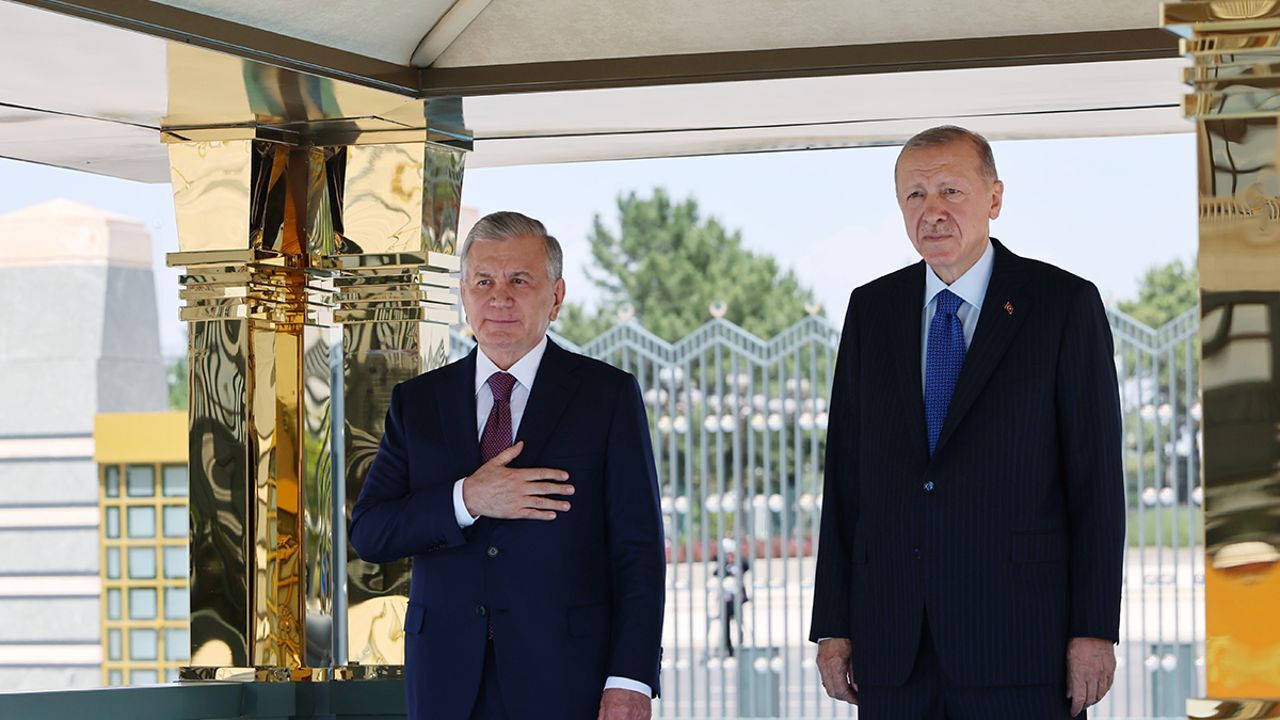 Özbekistan Cumhurbaşkanı Ankara&#039;da: Erdoğan resmi törenle karşıladı