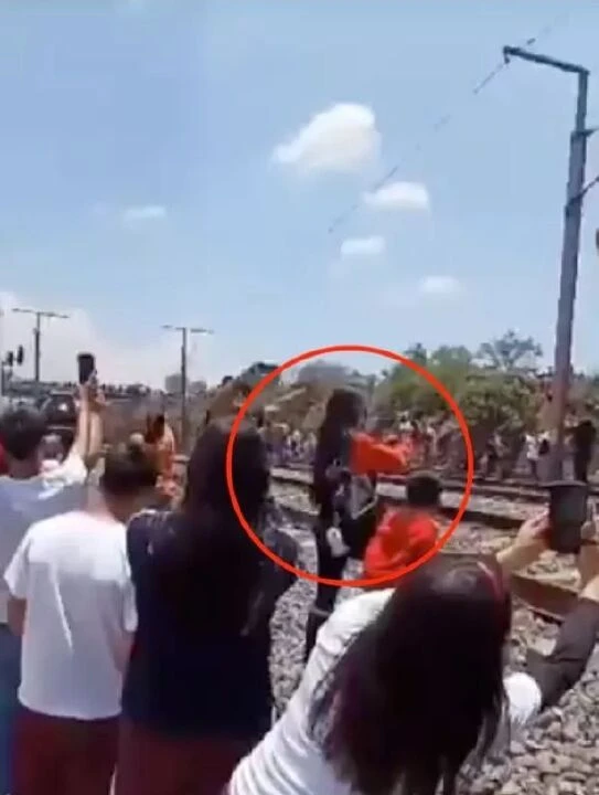 Rayların kenarında fotoğraf çekmek isterken korkunç olay yaşandı! - 1. Resim