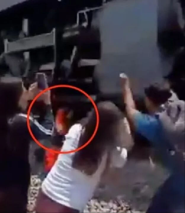 Rayların kenarında fotoğraf çekmek isterken korkunç olay yaşandı! - 2. Resim