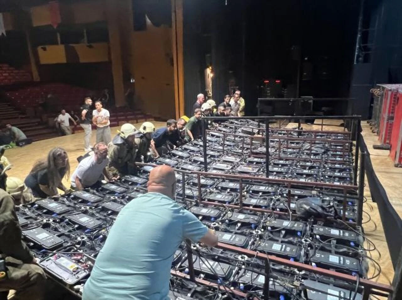 Şişli'de bir okulun mezuniyet töreninde dev ekran çöktü, yaralılar var