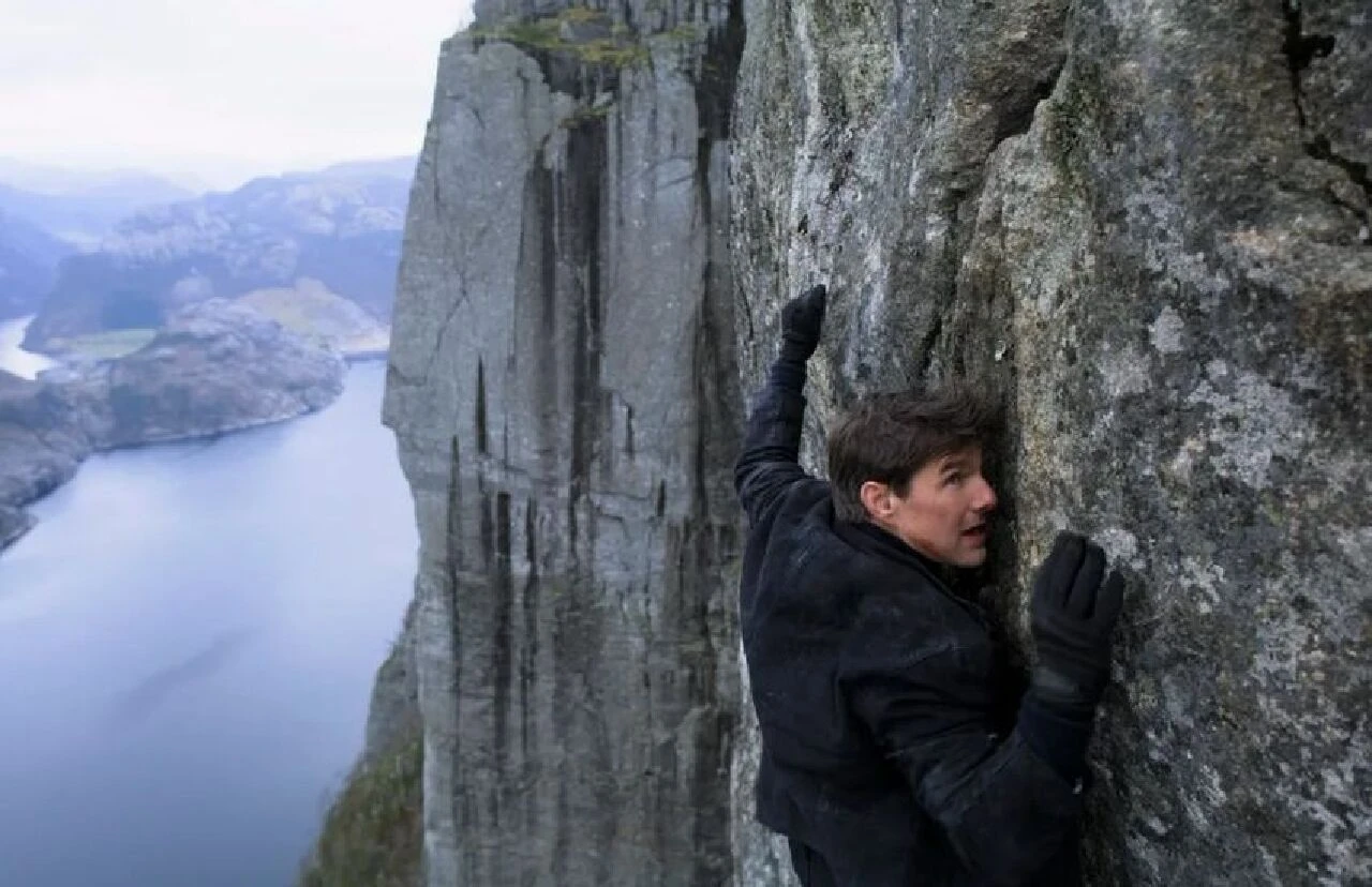 Tom Cruise'un nefes nefese tırmandığı kayalıkta ölüm yaşandı! 1 kişi uçurumdan düştü