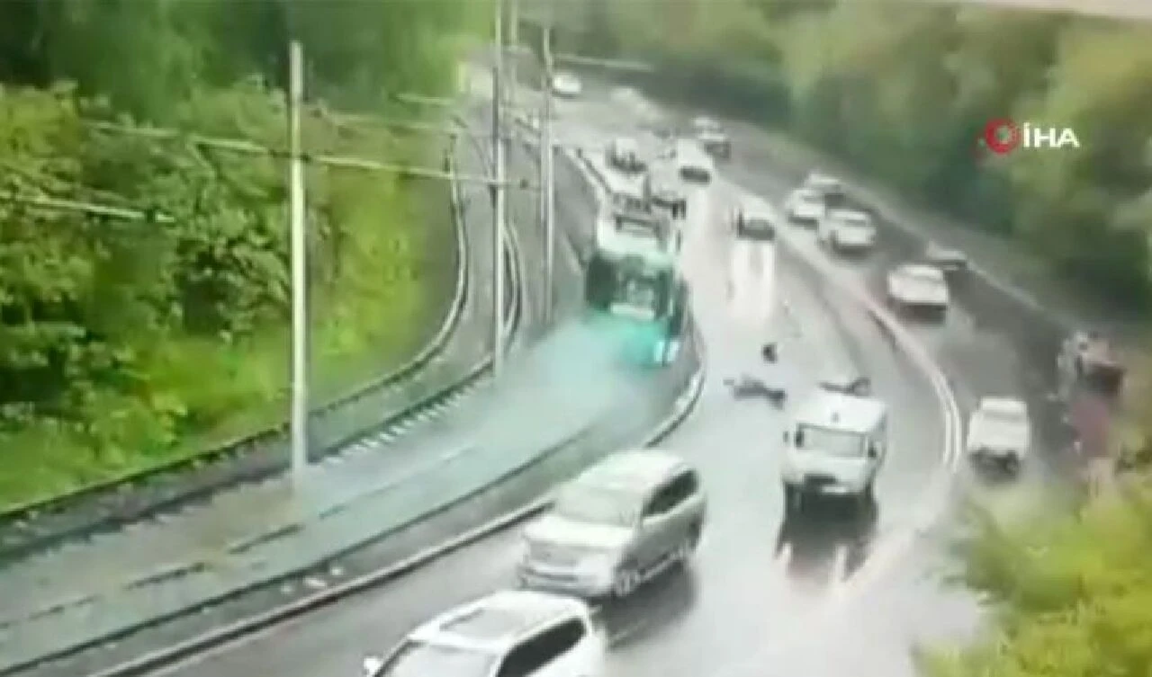 Tramvayın freni boşaldı yolcular yola savruldu: Ölü ve çok sayıda yaralı var - 1. Resim