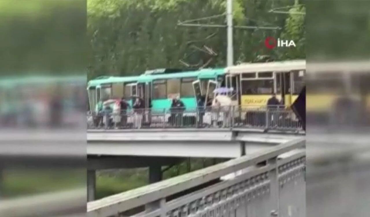 Tramvayın freni boşaldı yolcular yola savruldu: Ölü ve çok sayıda yaralı var - 3. Resim