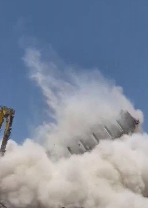 10 katlı bina böyle yıkıldı! Bir kez daha deprem korkusunu yaşadılar - 1. Resim