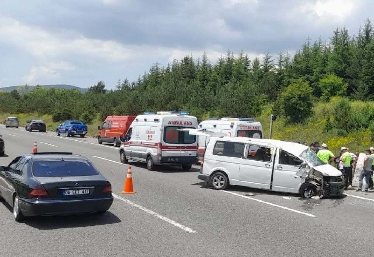 Bolu’da kontrolden çıkan minibüs kaza yaptı: Ölü ve çok sayıda yaralı var!