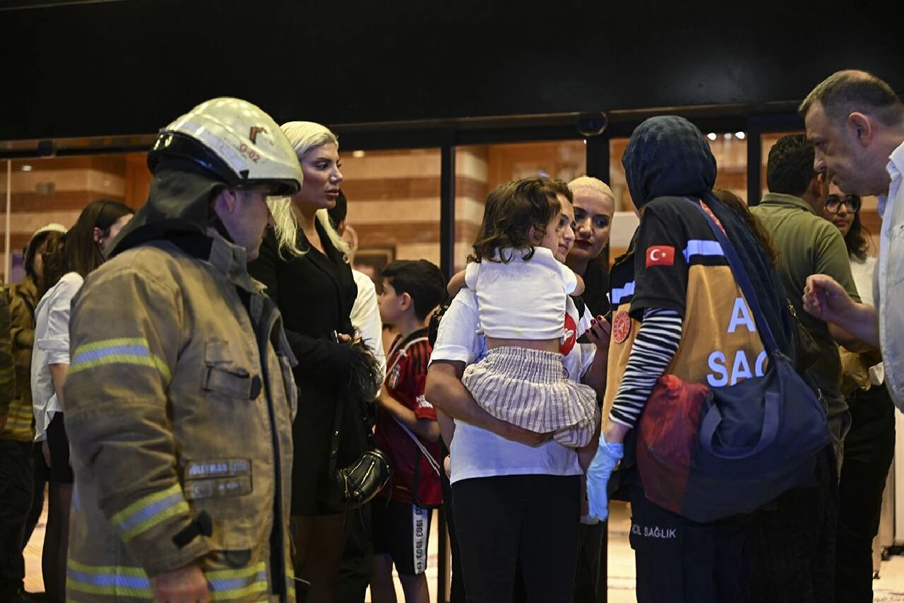 Cemal Reşit Rey Konser Salonu'nda dehşet! İnsanların üzerine devrildi, yaralılar var