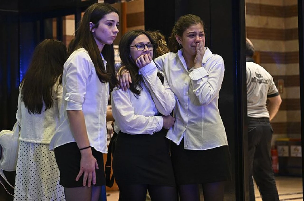 Cemal Reşit Rey Konser Salonu'nda dehşet! İnsanların üzerine devrildi, yaralılar var