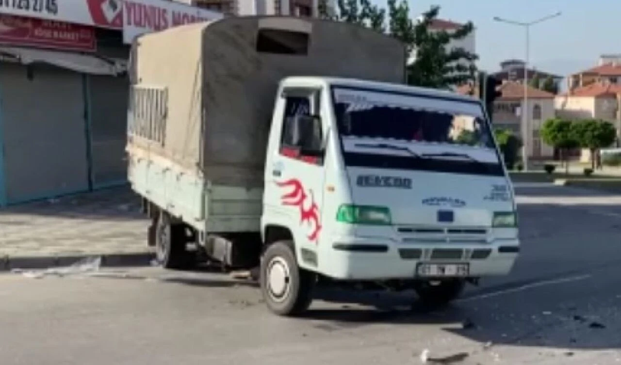 Halk otobüsüyle pikap çarpıştı! Çok sayıda yaralı var - 1. Resim