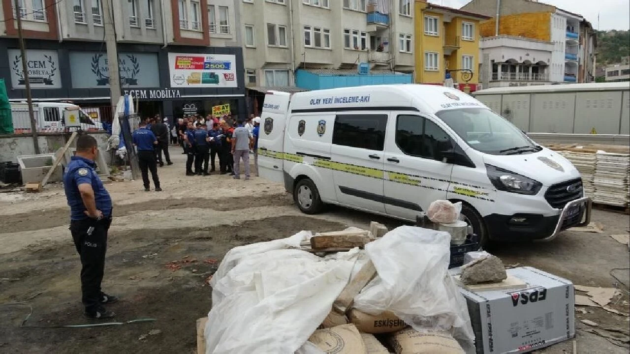 Kütahya'da dehşet anları! Bina birden çöktü işçiler beton kalıbın altında kaldı - 2. Resim
