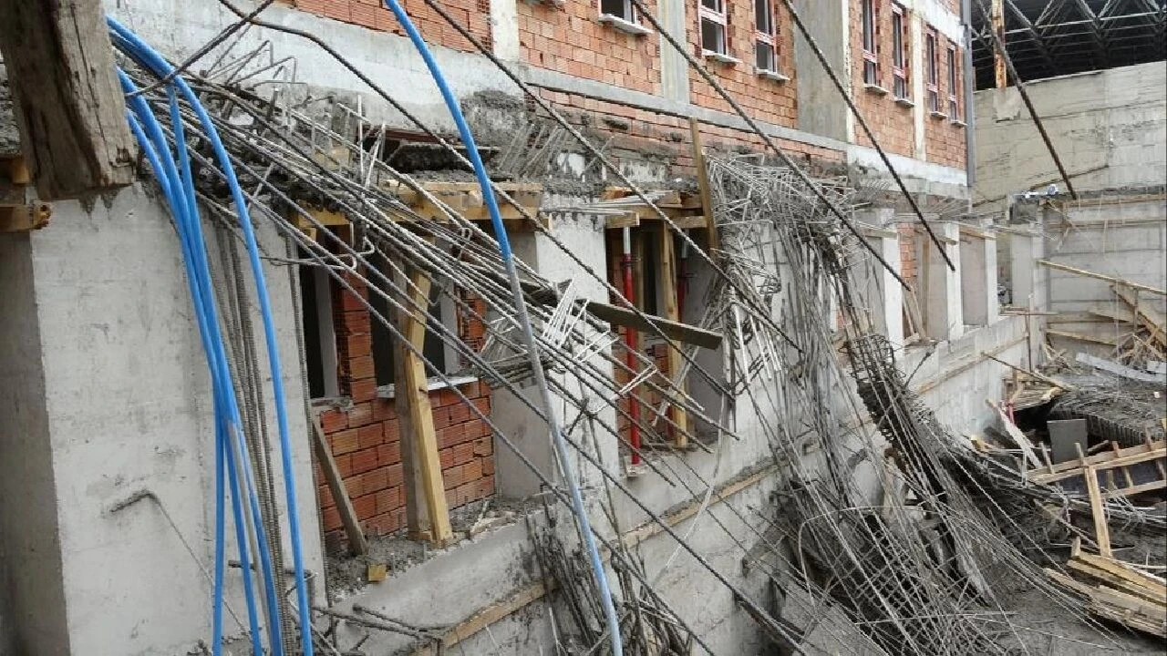 Kütahya'da dehşet anları! Bina birden çöktü işçiler beton kalıbın altında kaldı - 1. Resim