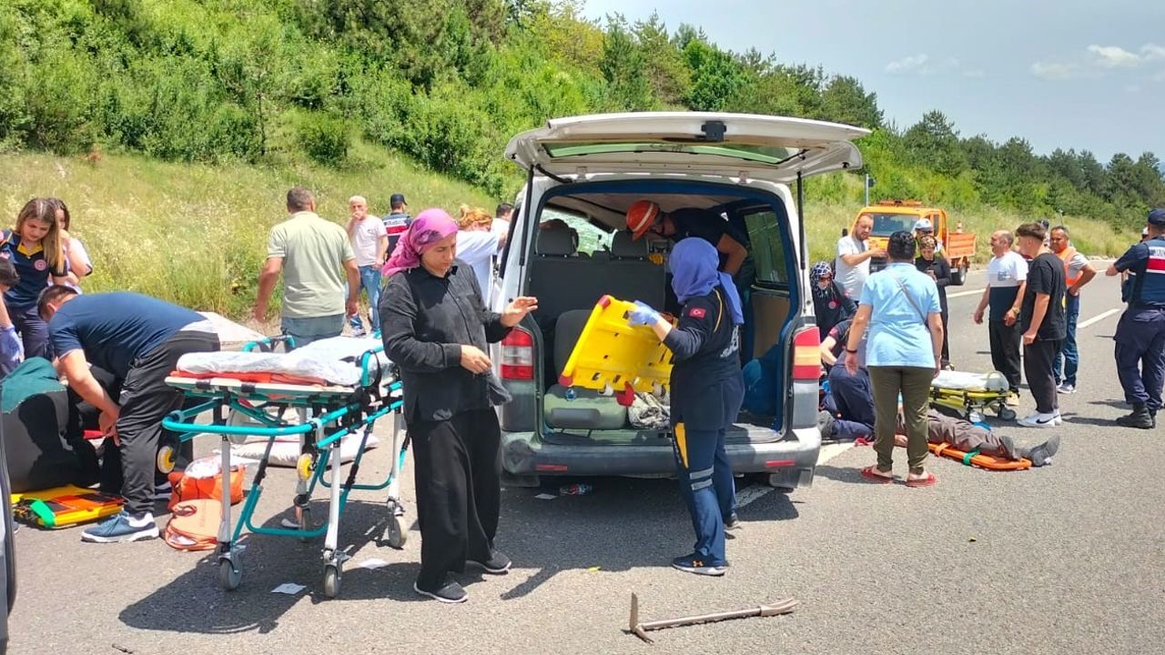 TEM&#039;de feci kaza: Ölü ve yaralılar var